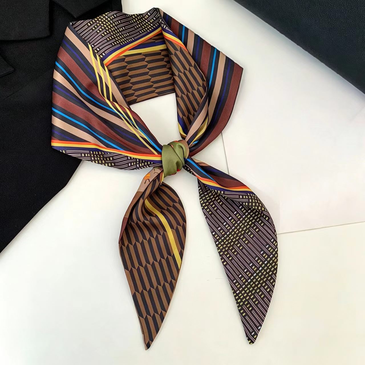 Ribbon Wired Satin - Foulard di lusso in seta satinata